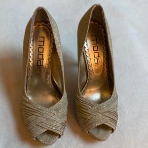 Beautiful gold mods shoes size 6 medium.